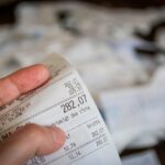 Immagine del biglietto vincente del Superenalotto con cifra del jackpot record evidenziata.